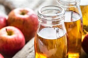 vinaigre de cidre de pomme pour traiter les mycoses des ongles